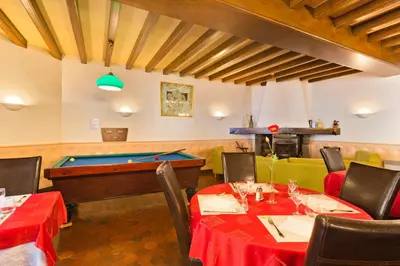 Billard dans l'établissement Logis Hôtel de la Paix