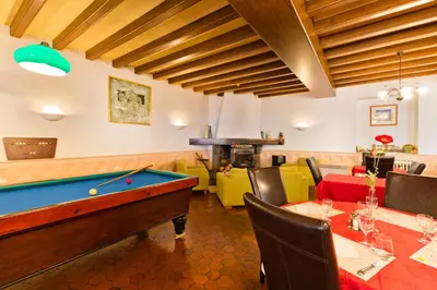 Billard dans l'établissement Logis Hôtel de la Paix