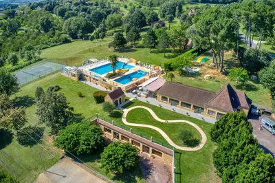 Piscine de l'établissement COMBAS village de gites ou située à proximité