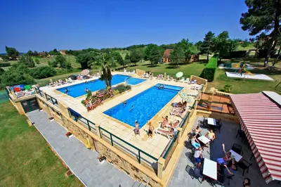 Piscine de l'établissement COMBAS village de gites ou située à proximité