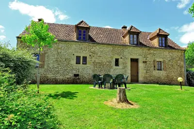 Jardin de l'établissement COMBAS village de gites
