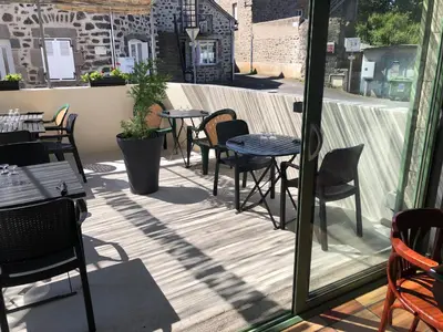 Balcon ou terrasse dans l'établissement Logis Hôtel Le Relais Des Remparts