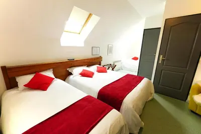 Un ou plusieurs lits dans un hébergement de l'établissement Logis Hôtel Le Relais Des Remparts