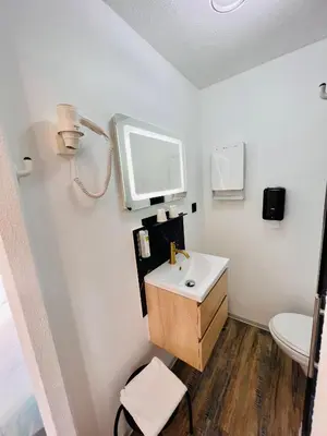 Télévision ou salle de divertissement dans l'établissement Logis Hôtel Le Relais Des Remparts