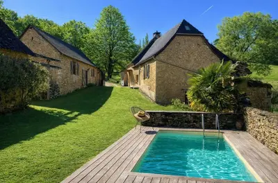 Piscine de l'établissement A 5 min de Lascaux - Ferme Périgourdine - Gîte du Fraysse ou située à proximité