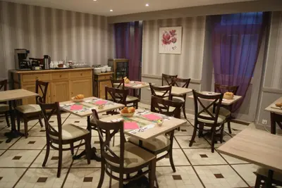 Restaurant ou autre lieu de restauration dans l'établissement Logis Hotel Restaurant des Voyageurs