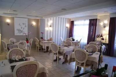 Coin salon dans l'établissement Logis Hotel Restaurant des Voyageurs
