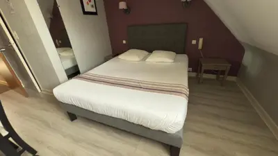 Un ou plusieurs lits dans un hébergement de l'établissement Logis Hotel Restaurant des Voyageurs