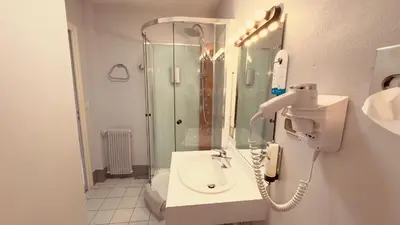 Salle de bains dans l'établissement Logis Hotel Restaurant des Voyageurs