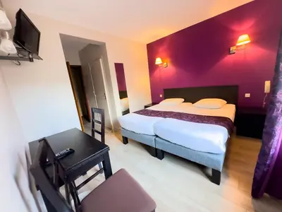 Un ou plusieurs lits dans un hébergement de l'établissement Logis Hotel Restaurant des Voyageurs