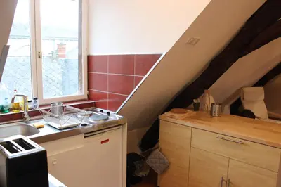 Cuisine ou kitchenette dans l'établissement Le Studio