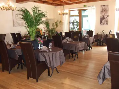 Restaurant ou autre lieu de restauration dans l'établissement Logis L'Ecu De France