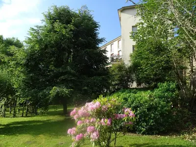 Jardin de l'établissement Logis Hôtel AMBROISE