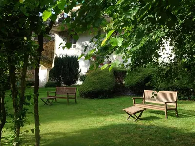Jardin de l'établissement Logis Hôtel AMBROISE