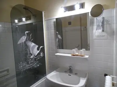 Salle de bains dans l'établissement Logis Hôtel AMBROISE