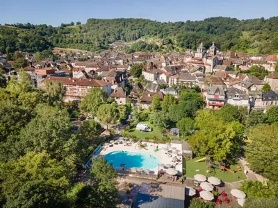 Piscine de l'établissement Huttopia Beaulieu sur Dordogne ou située à proximité