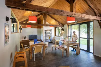 Coin salon dans l'établissement Huttopia Beaulieu sur Dordogne