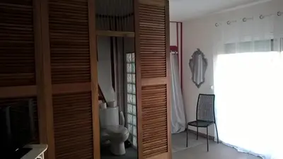 Télévision ou salle de divertissement dans l'établissement Chambre en Havre de paix