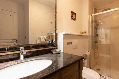 Salle de bains dans l'établissement Le Moulin de Mitou