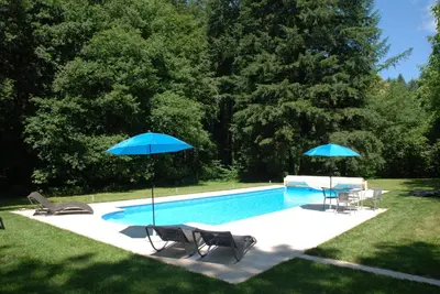 Piscine de l'établissement B&B Chateau le Bois ou située à proximité