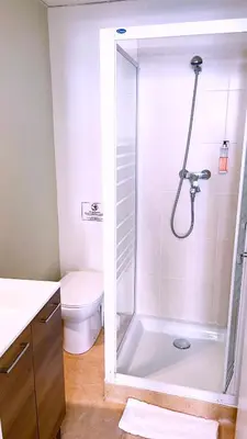 Salle de bains dans l'établissement Abelha Hôtel Le France