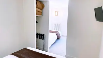 Un ou plusieurs lits dans un hébergement de l'établissement Abelha Hôtel Le France
