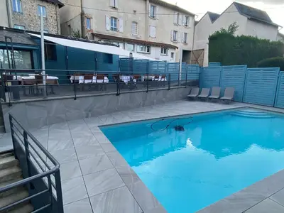 Piscine de l'établissement Hotel Des Voyageurs ou située à proximité