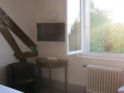 Télévision ou salle de divertissement dans l'établissement Logis Hôtel Deshors-Foujanet