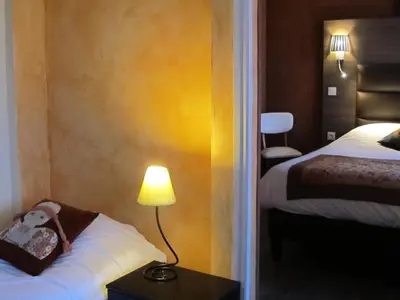 Un ou plusieurs lits dans un hébergement de l'établissement Logis Hôtel Deshors-Foujanet