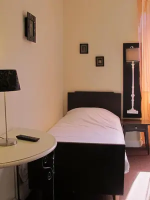 Un ou plusieurs lits dans un hébergement de l'établissement Logis Hôtel Deshors-Foujanet