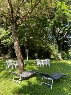 Jardin de l'établissement Logis Hôtel Deshors-Foujanet