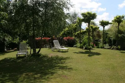 Jardin de l'établissement Auberge La Tomette, The Originals Relais