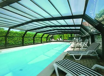 Piscine de l'établissement Auberge La Tomette, The Originals Relais ou située à proximité