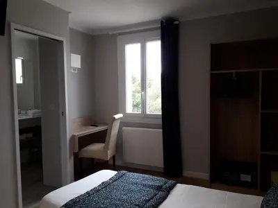 Un ou plusieurs lits dans un hébergement de l'établissement Auberge La Tomette, The Originals Relais