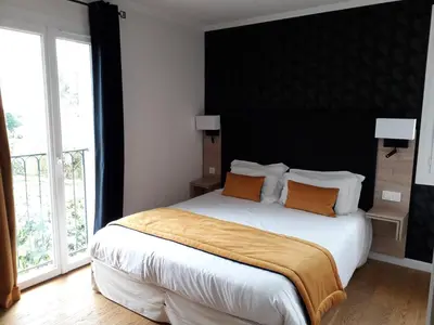 Un ou plusieurs lits dans un hébergement de l'établissement Auberge La Tomette, The Originals Relais