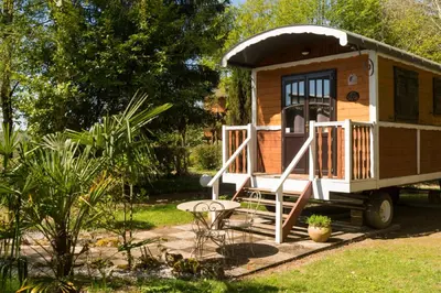 Jardin de l'établissement Auberge La Tomette, The Originals Relais