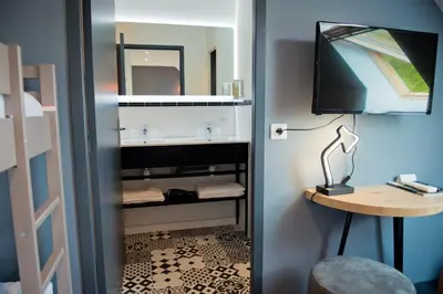 Télévision ou salle de divertissement dans l'établissement Relais Amadourien