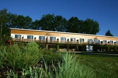 Jardin de l'établissement Logis Hotel du Lac