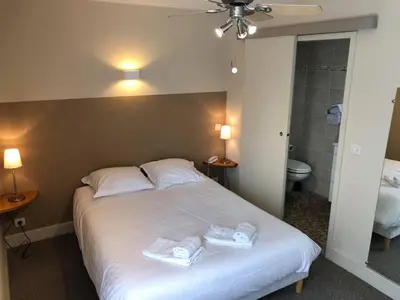 Un ou plusieurs lits dans un hébergement de l'établissement Logis Hotel Grangier