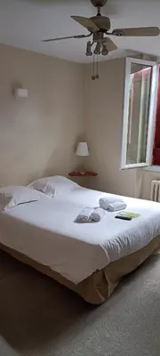 Un ou plusieurs lits dans un hébergement de l'établissement Logis Hotel Grangier