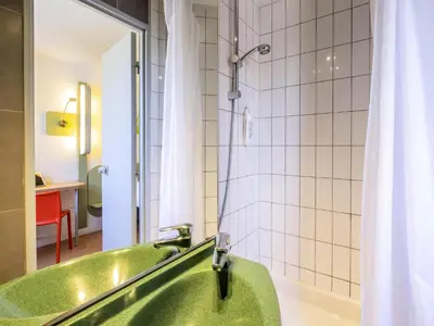 Salle de bains dans l'établissement ibis budget Limoges Centre Gare