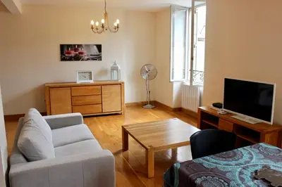 Télévision ou salle de divertissement dans l'établissement Un Joli Pied a Terre