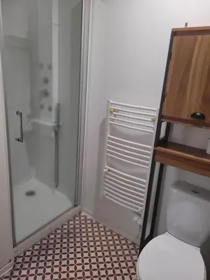 Salle de bains dans l'établissement Résidence le 09