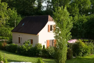 Jardin de l'établissement Gîte le Noyer - l'Ancien Vignoble