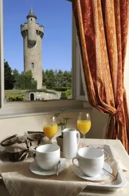 Options de petit-déjeuner proposées aux clients de l'établissement Logis Hôtel de la Tour