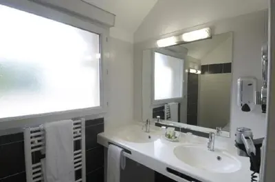 Salle de bains dans l'établissement Logis Hôtel de la Tour