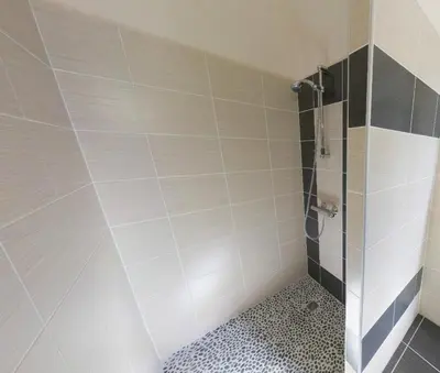 Salle de bains dans l'établissement Logis Hôtel de la Tour