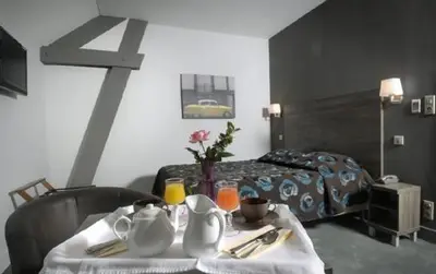 Un ou plusieurs lits dans un hébergement de l'établissement Logis Hôtel de la Tour