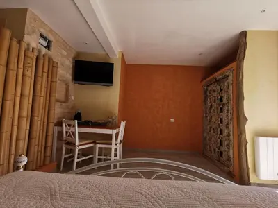 Télévision ou salle de divertissement dans l'établissement Aux fontaines d'Eyvigues