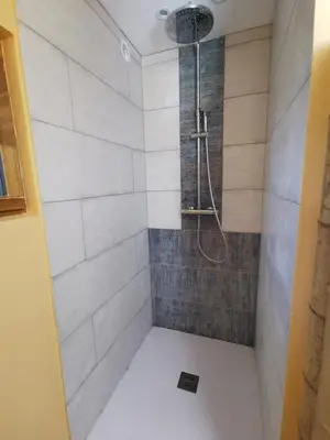 Salle de bains dans l'établissement Aux fontaines d'Eyvigues